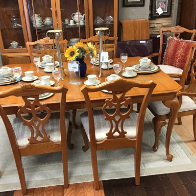 Hooker Furniture Dining Table & Chairs