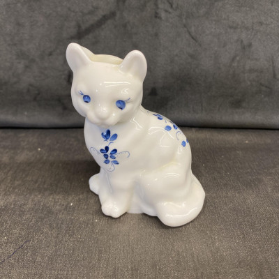 Fenton Milk Glass Cat – Blue Flowers