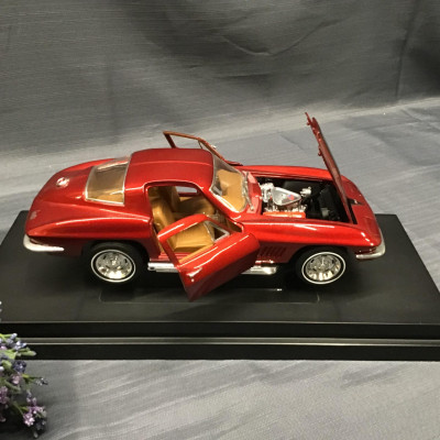 Red Model Car “Corvette”