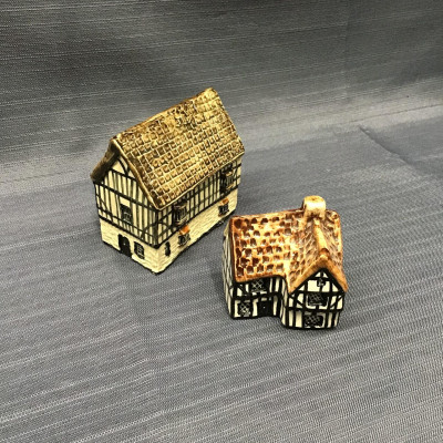 TEY POTTERY Tudor Cottages (set of 2)