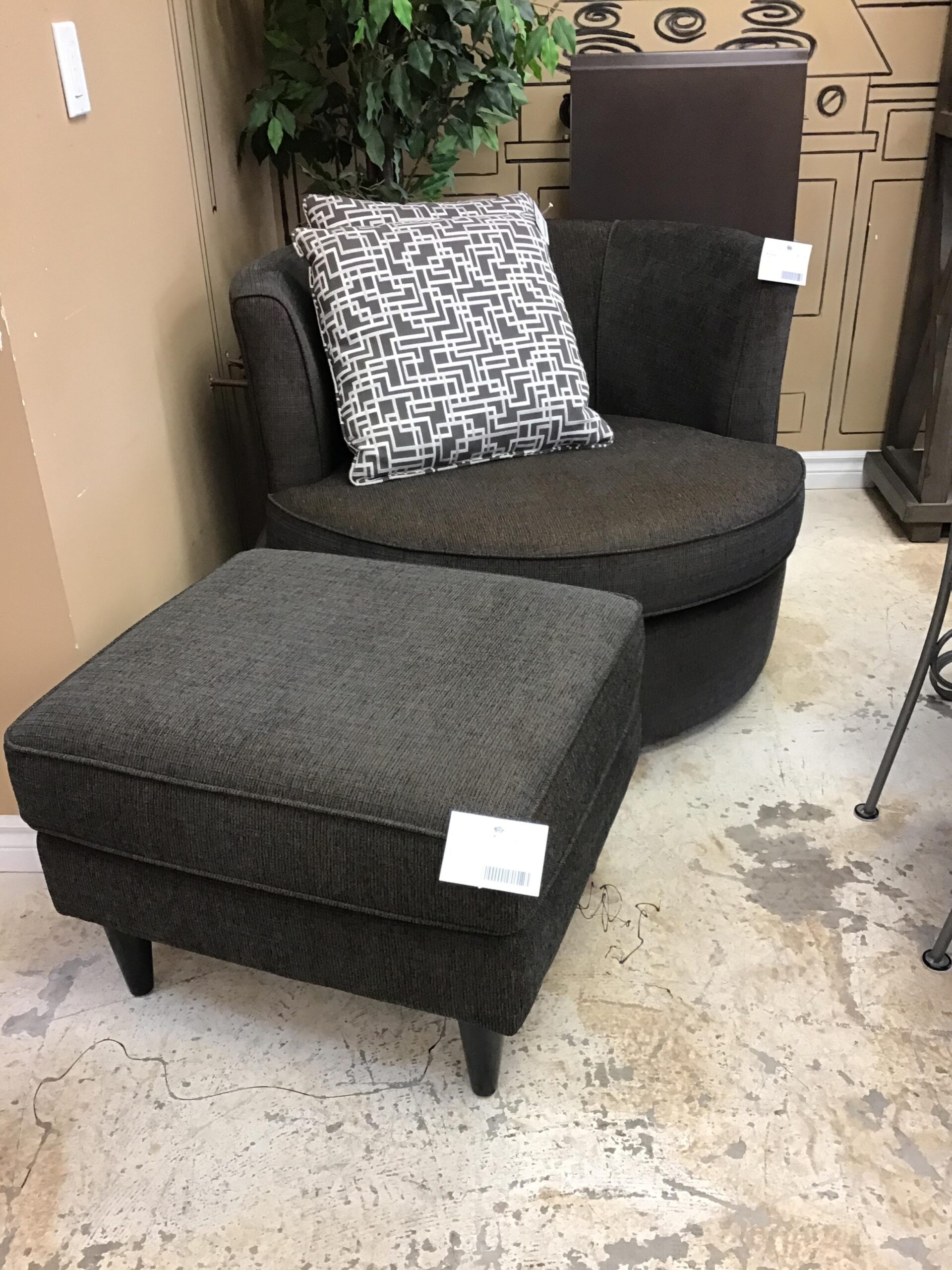 Rd Swivel Chair/Ottoman/2 Toss Cushions