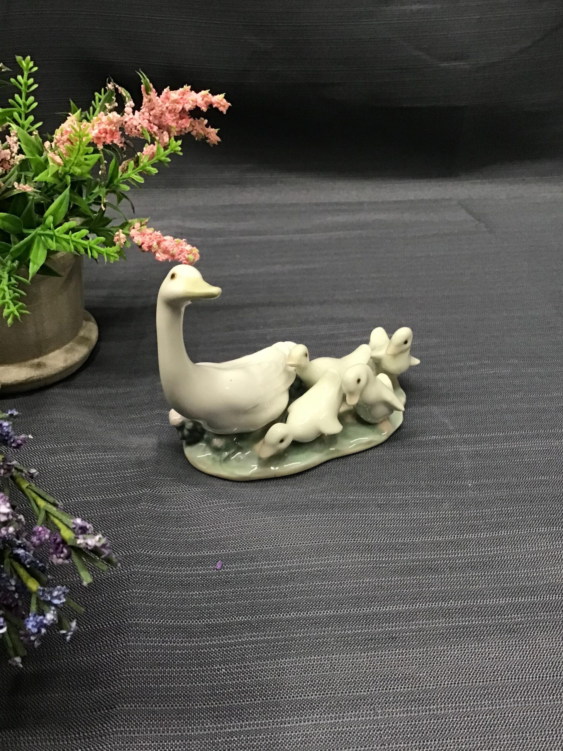 LLADRO Porcelain Figurine Mother Goose & Goslings