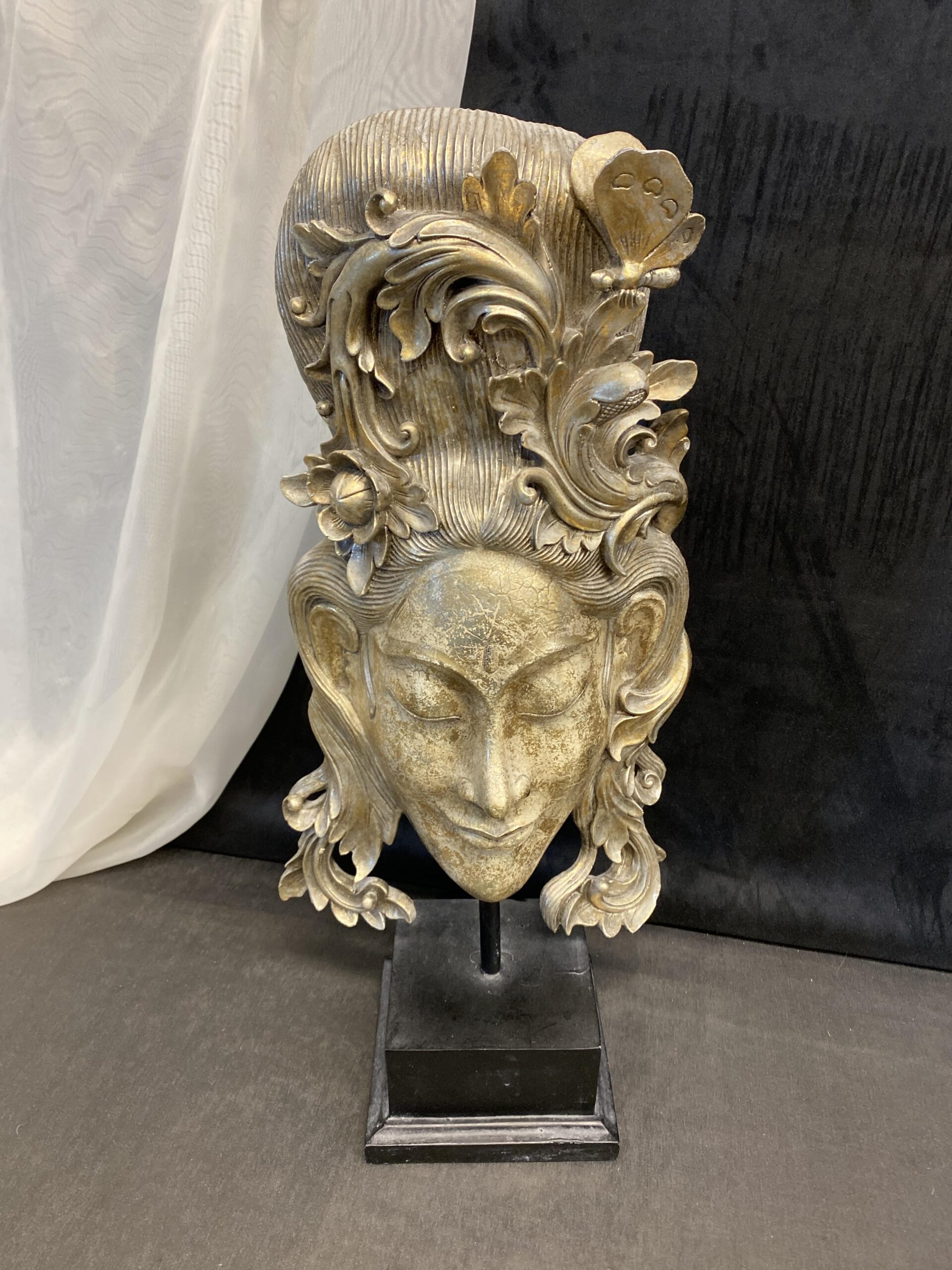 Head Statue – Gold