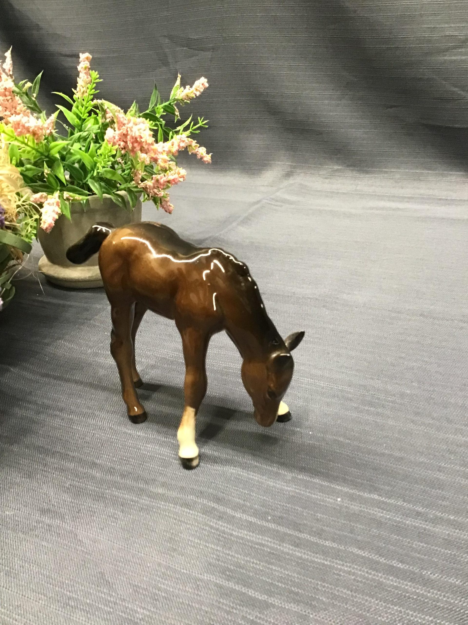 BESWICK Porcelain Foal (eating grass)
