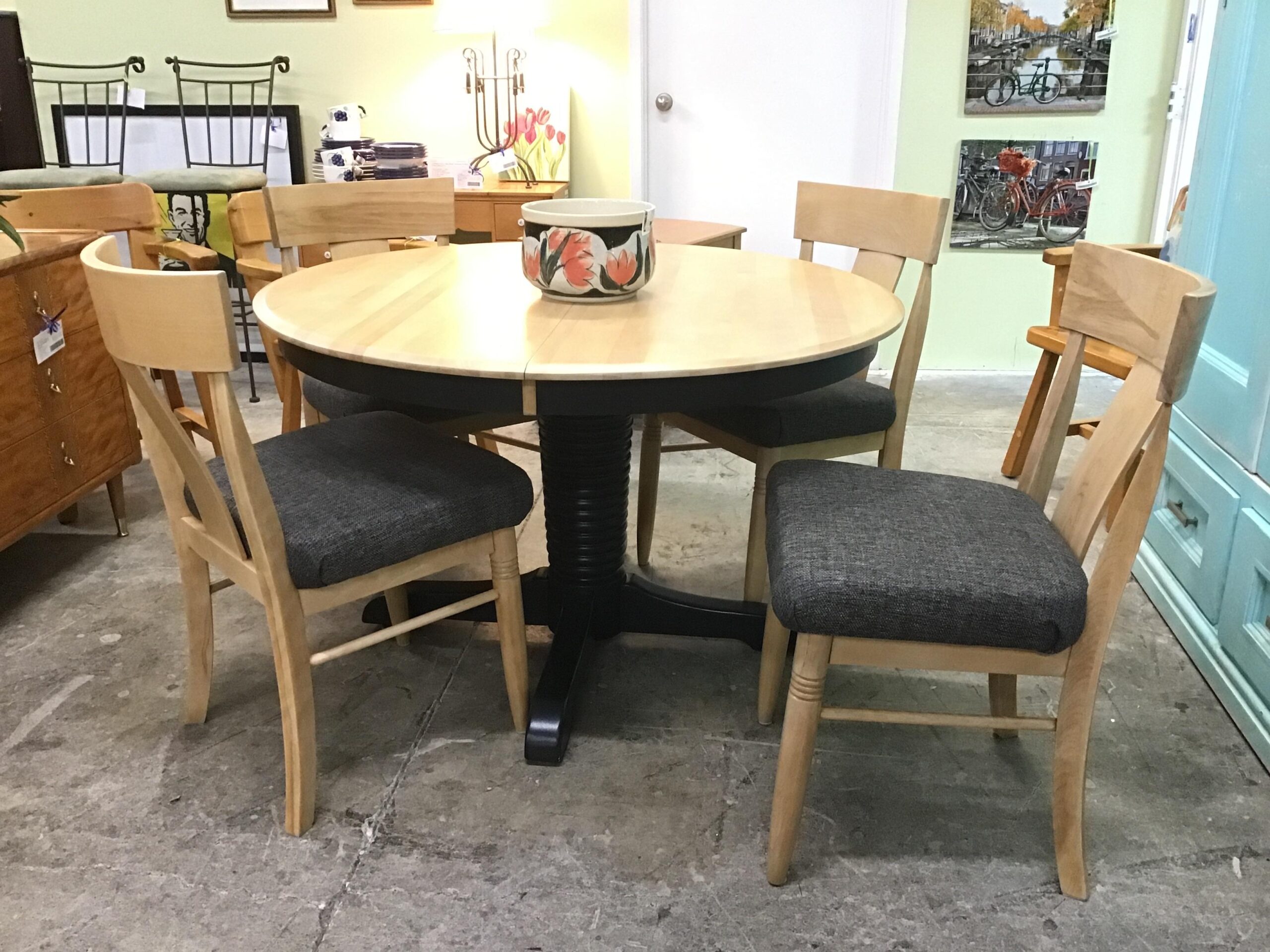 Solid Natural Maple/ Black Pedestal Dining Table w 4 Chairs