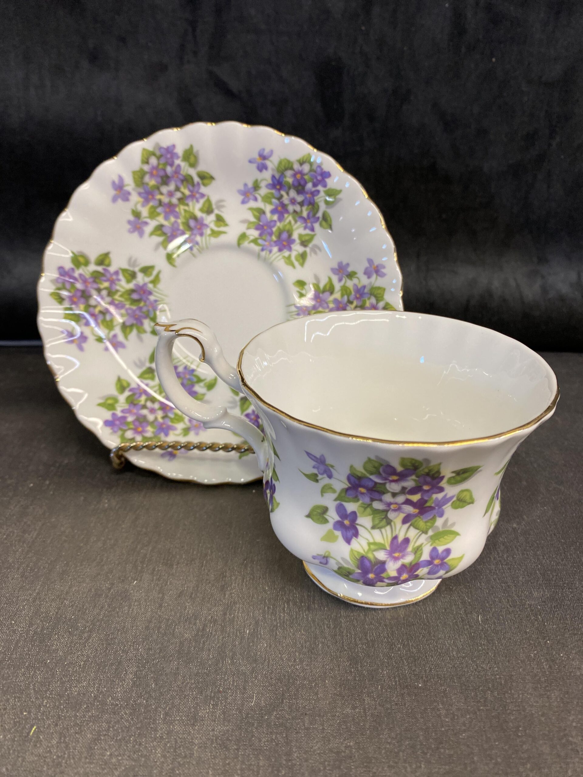 Royal Albert Teacup & Saucer – Violets