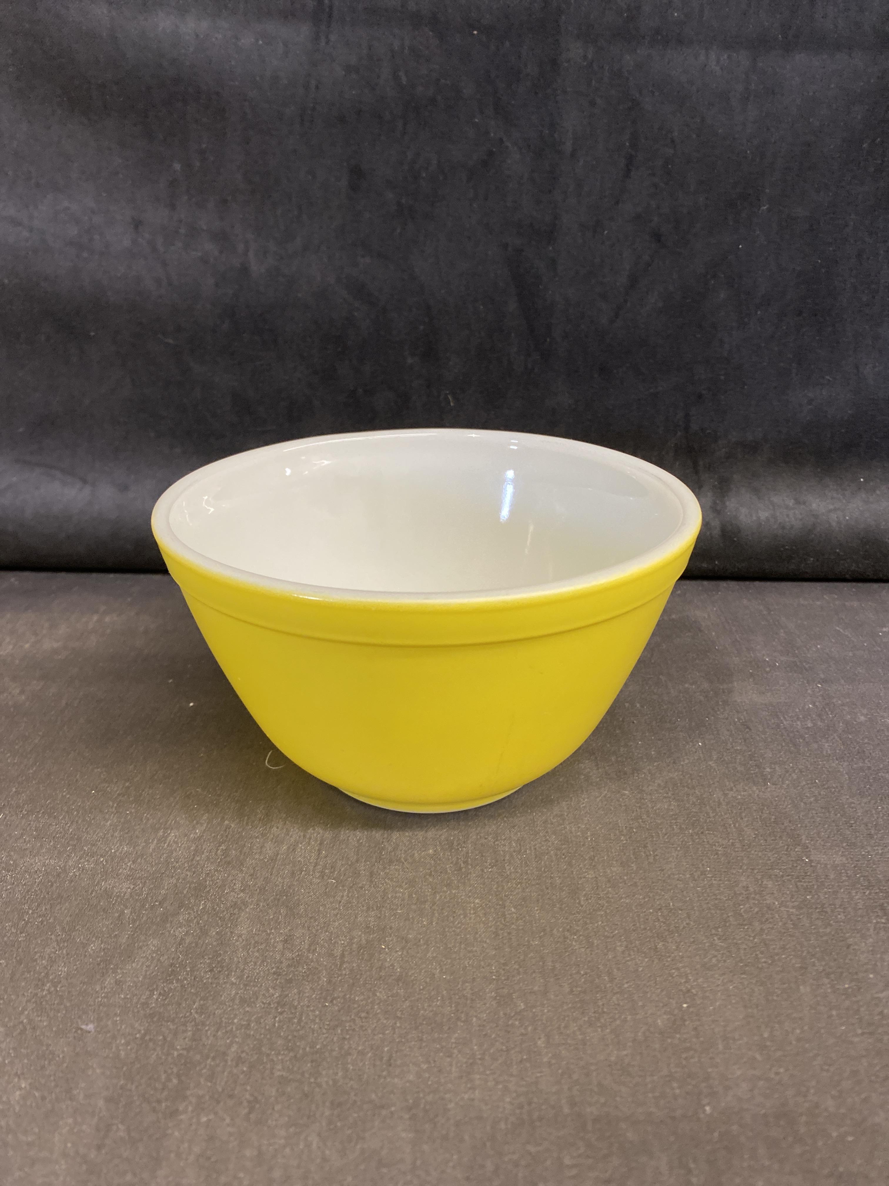 PYREX Mixing Bowl – Yellow