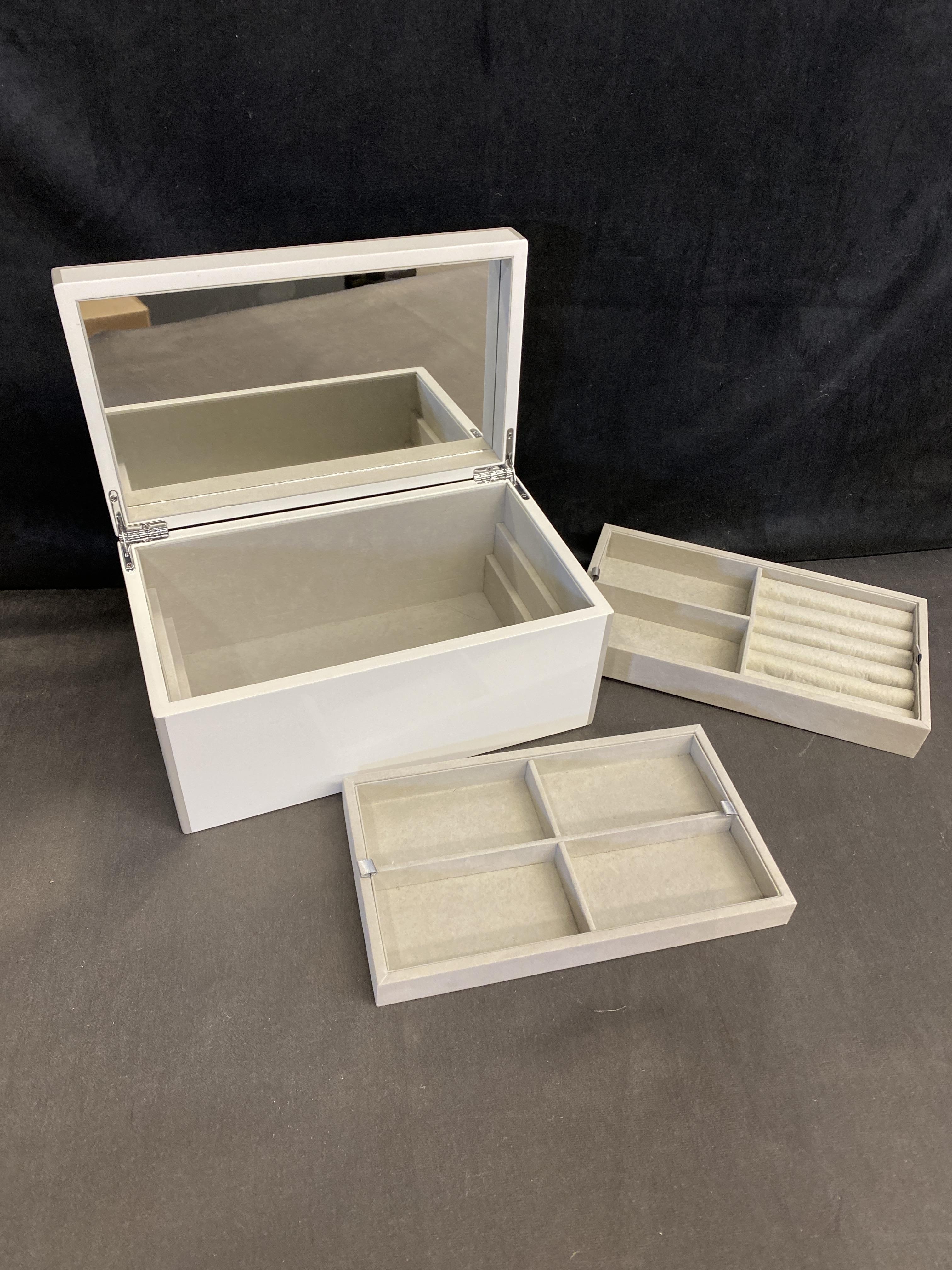 Swing Design Jewelry Box – White