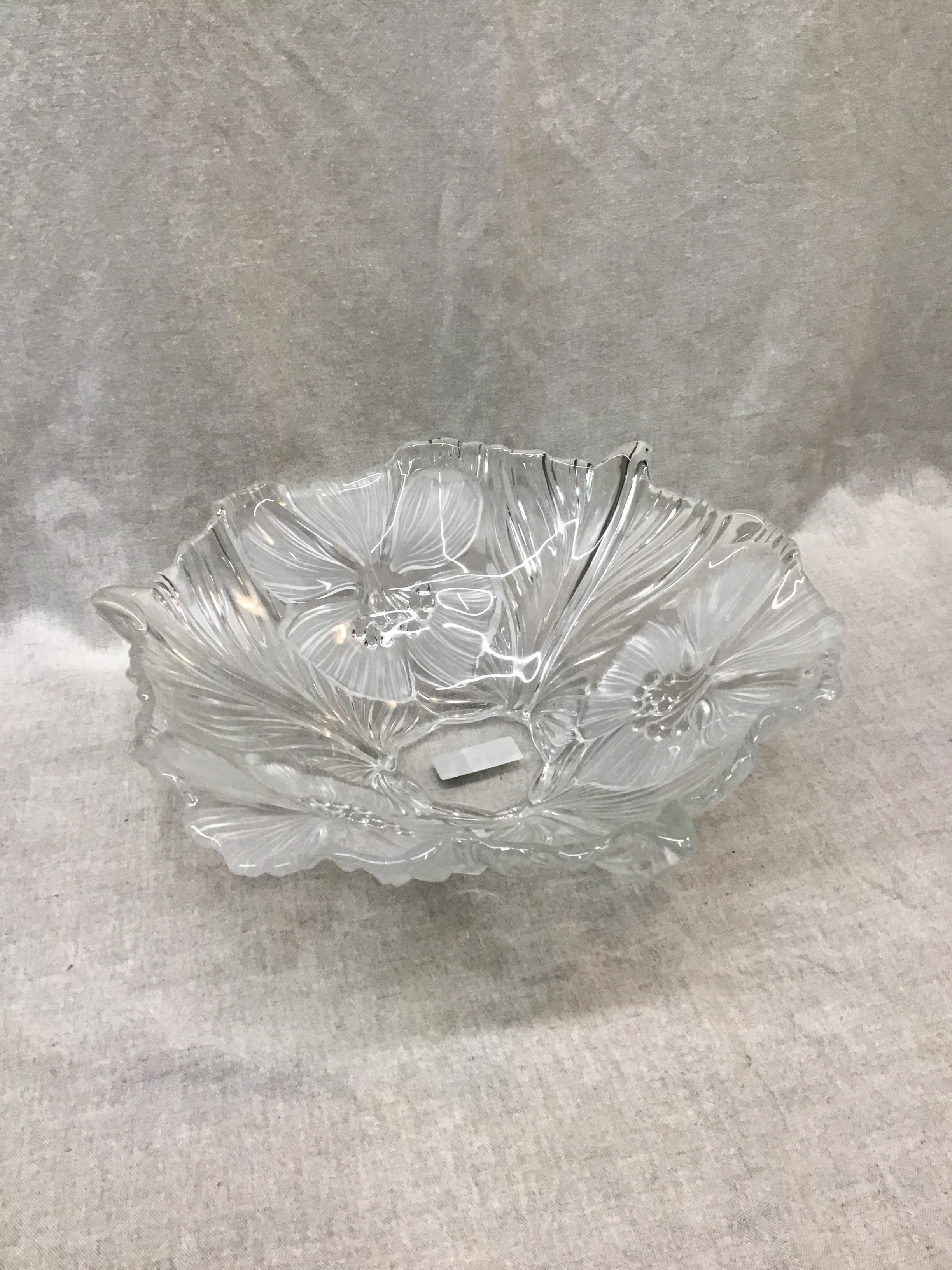 MIKASA ‘Hibiscus Frost’ 14-1/2″ Bowl