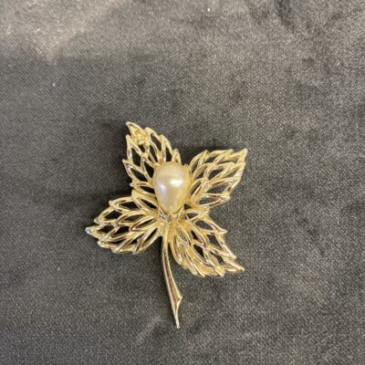 Brooch – Leaf With Pearl