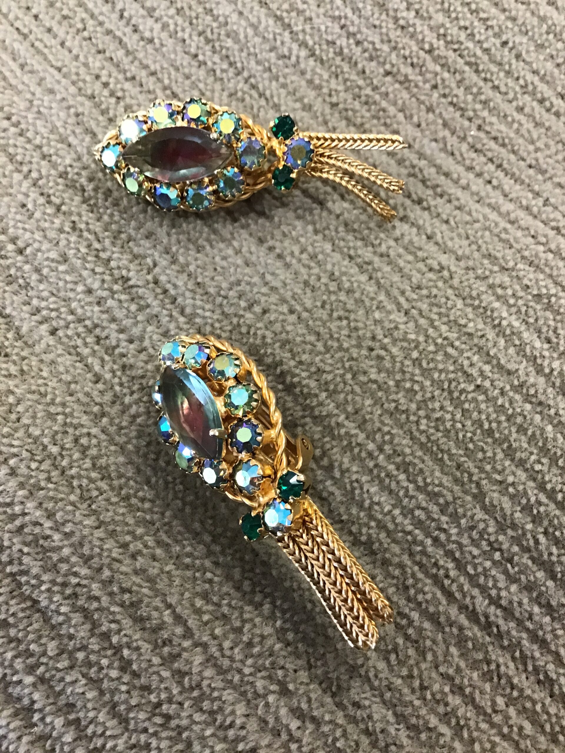 Pretty! Pair Sparkly Clip-On Earrings