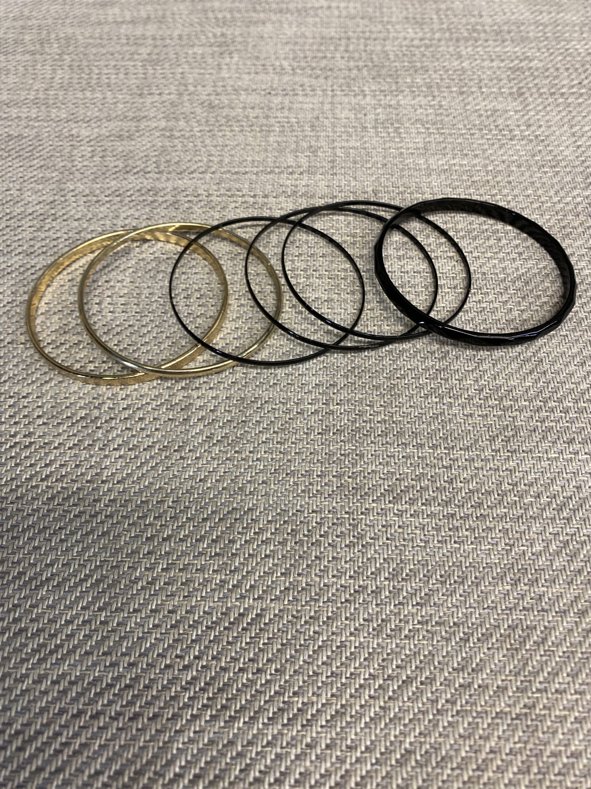 Set 6 Metal Bangles – Gold & Black