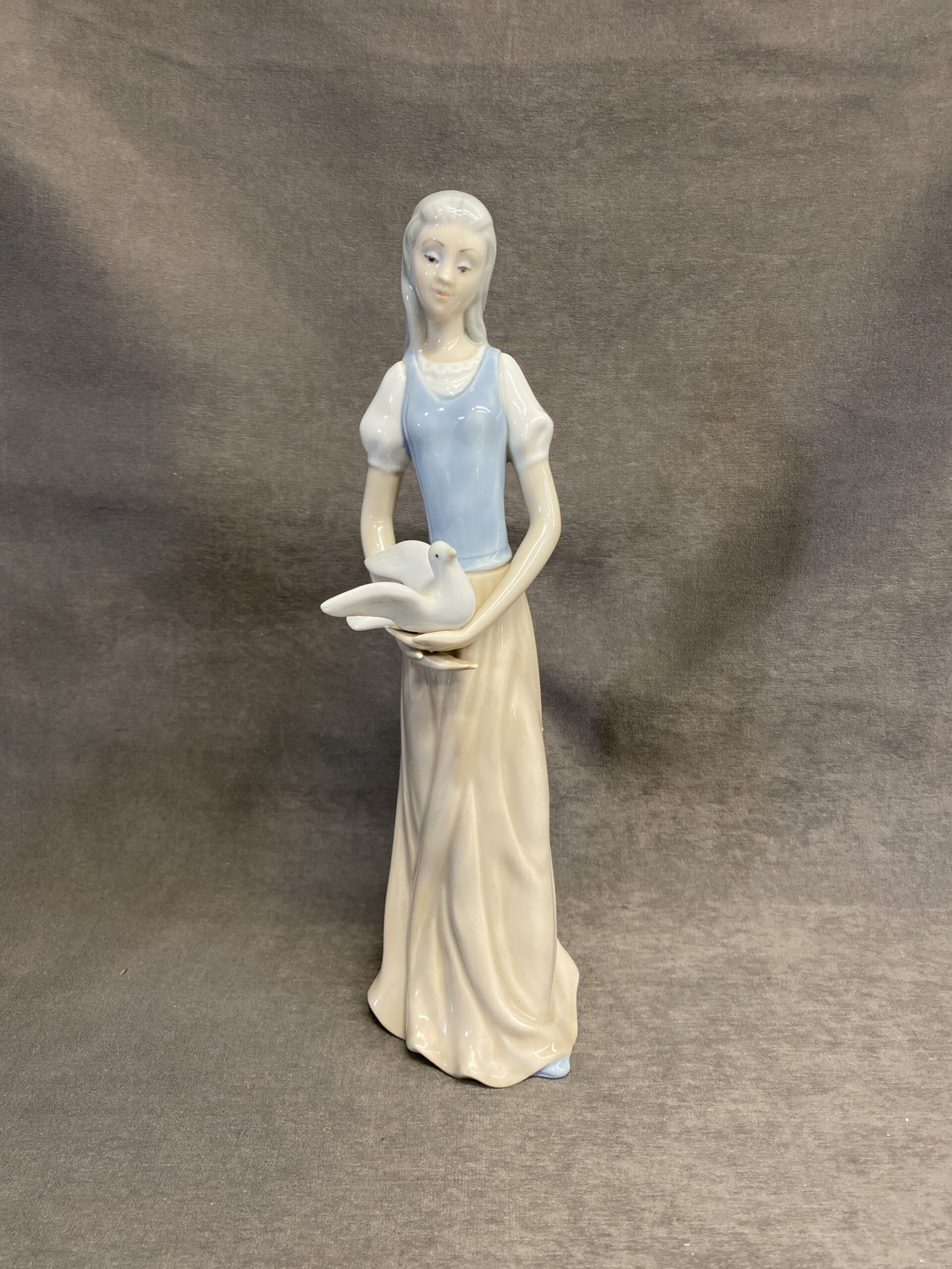Tengra Figurine – Girl With Dove