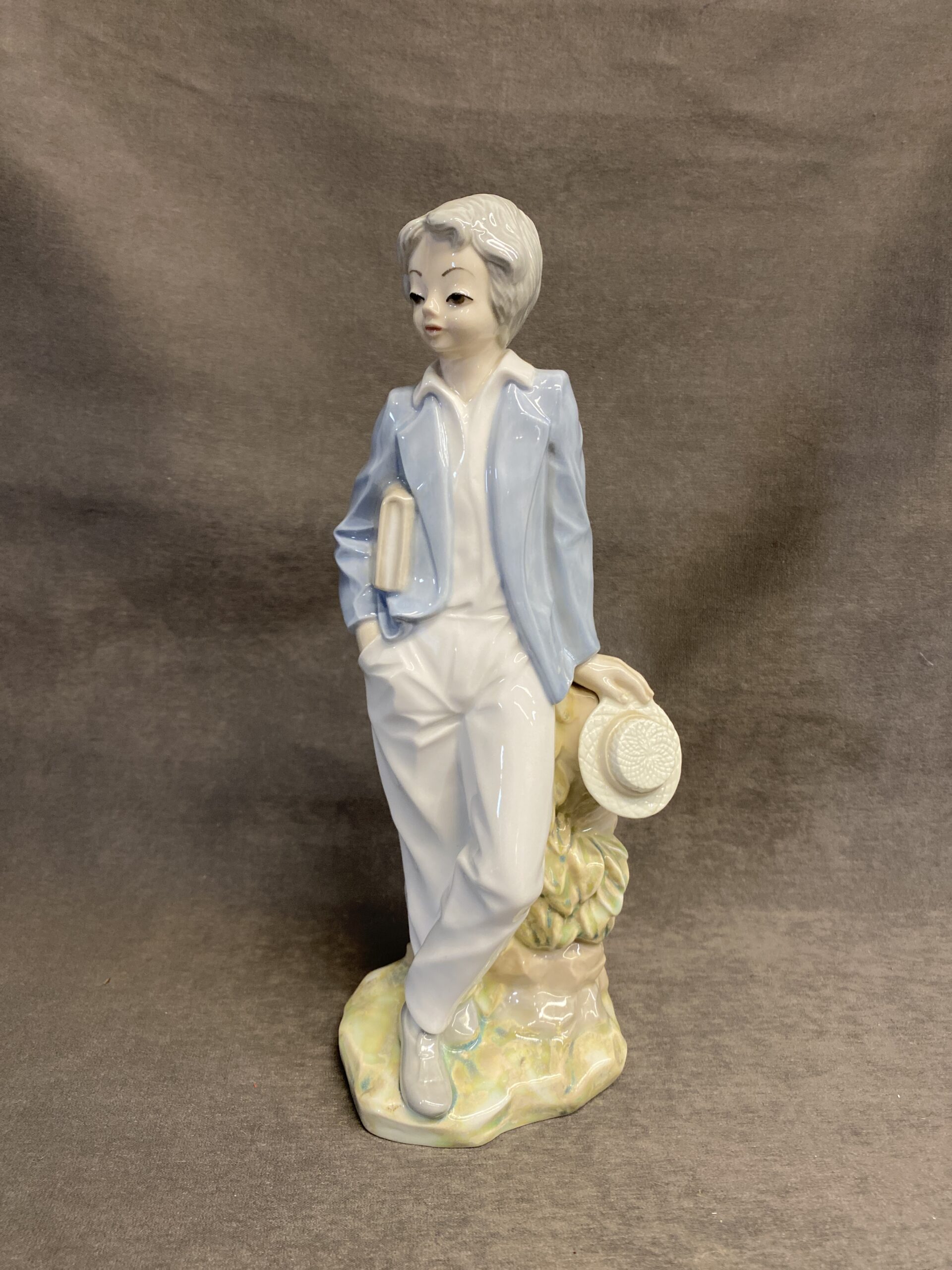 Tengra Figurine – Boy With Book