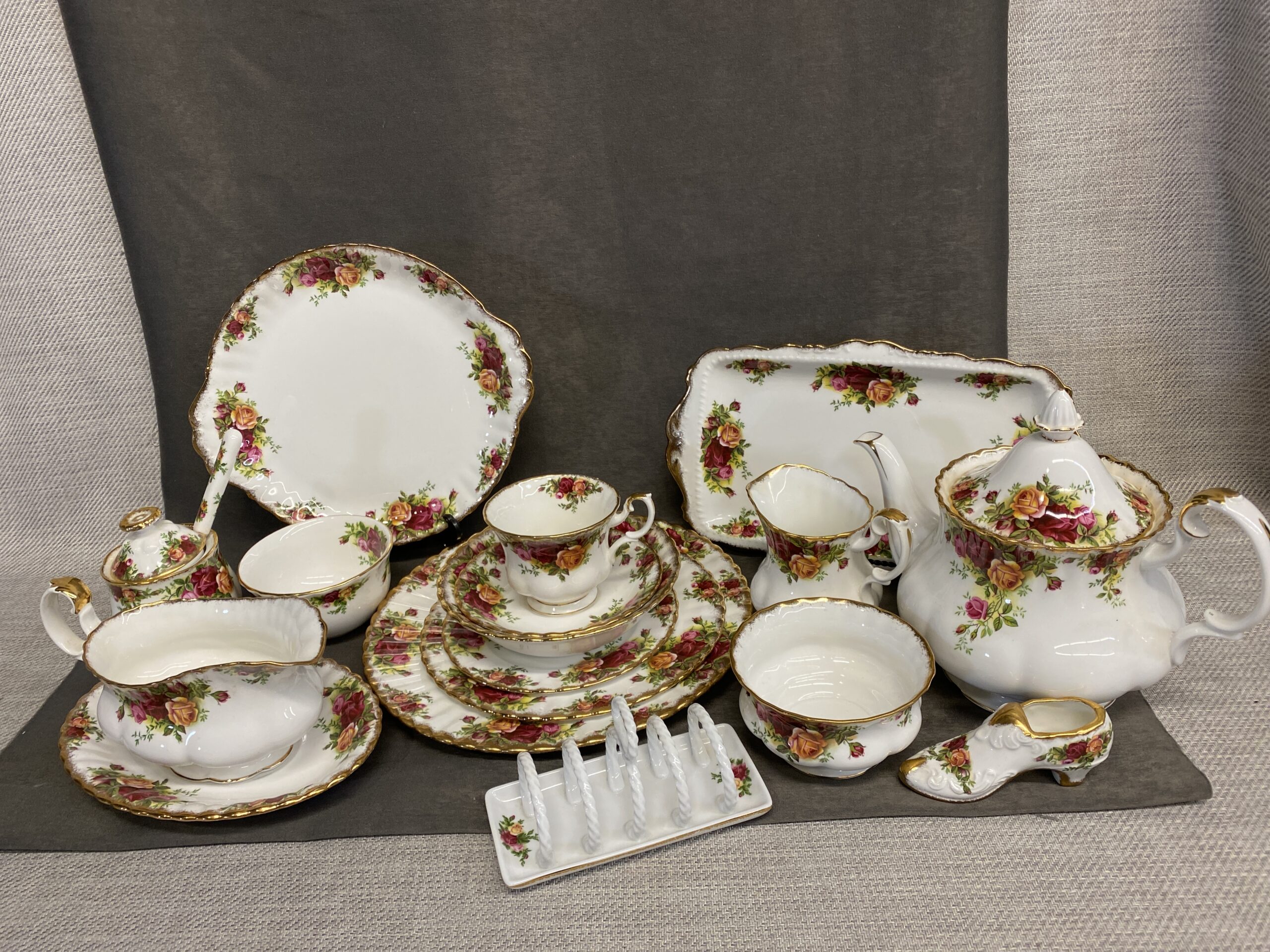 Old Country Roses 6PC Placesetting for 8 plus…