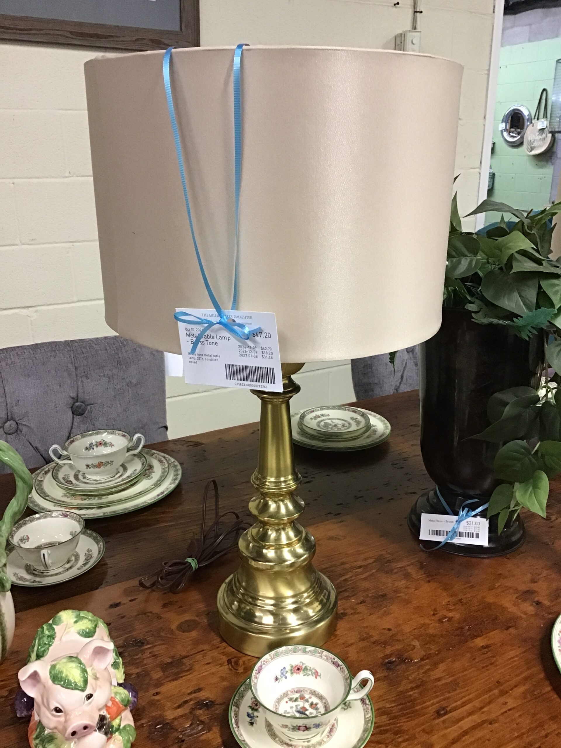 Metal Table Lamp – Brass Tone