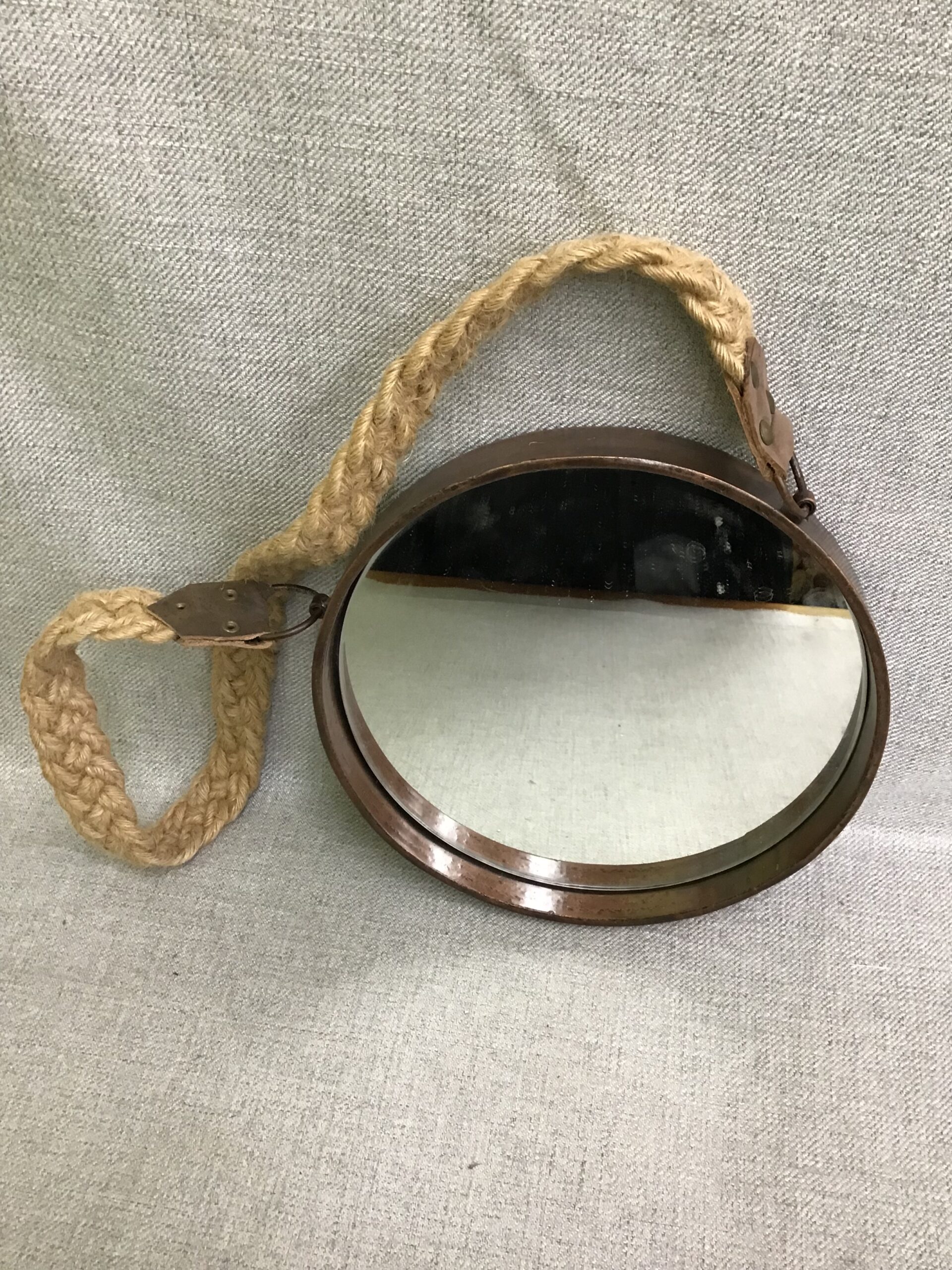 Round Mirror w Rope